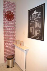 默东Meudon : idéal pour séjour à Paris的一间新dj咖啡厅,设有砖墙