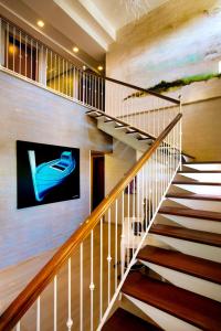 法维尼亚纳FAVIGNANA HOTEL Concept Holiday的墙上配有电视的楼梯
