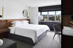 华盛顿ARC HOTEL Washington DC, Georgetown的酒店客房设有白色的床和窗户。