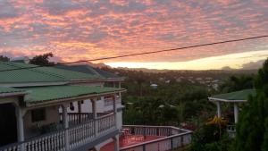 Marigot多米尼加克拉斯克国际酒店的从房子的阳台上可欣赏到日落美景