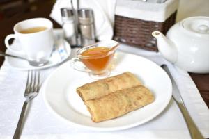 巴尔瑙尔机场酒店的盘子,盘子上放着一块面包和一杯咖啡