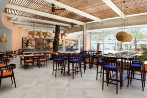贝尔马尔Salt of Palmar, Mauritius, a Member of Design Hotels的一间在房间内配有桌椅的餐厅