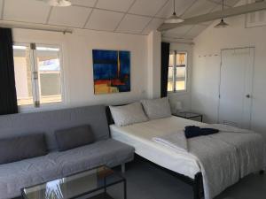 波普托苏梅海滩公寓（原班卡查纳公寓）的客厅配有床和沙发