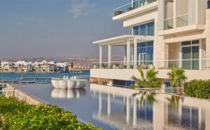 亚喀巴Hyatt Regency Aqaba Ayla Resort的建筑物外形的 ⁇ 染