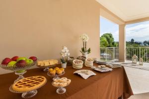 夸尔图-圣埃莱娜Villa Furoa的一张桌子,上面有食物和水果篮和面包