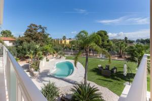 夸尔图-圣埃莱娜Villa Furoa的阳台享有游泳池的景致。
