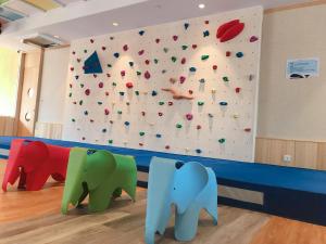 万里区薆悦酒店野柳渡假馆的攀岩墙前有三头大象的教室