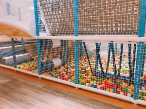 万里区薆悦酒店野柳渡假馆的商店里堆满了鸡的笼子