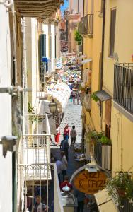 索伦托Monolocale Casa Pepe Sorrento的一群人沿着一条狭窄的街道走着