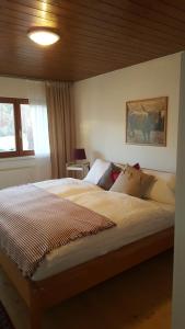 克森Appartement Unterbergblick的一间卧室设有一张带木制天花板的大床