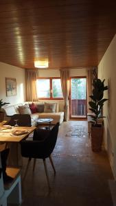 克森Appartement Unterbergblick的客厅配有沙发和桌子