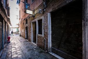 威尼斯Hotel Guerrato的老建筑里一条小巷,有人走下这条小巷