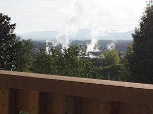 罗托鲁瓦Geyser Lookout BnB的享有火山景和烟熏