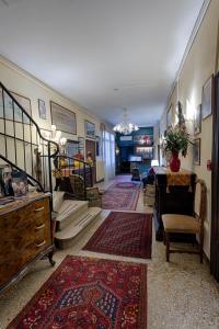 威尼斯Hotel Guerrato的走廊设有楼梯,客厅设有地毯
