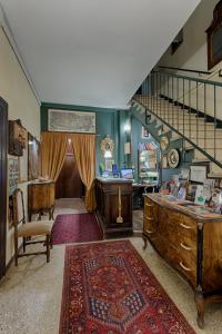 威尼斯Hotel Guerrato的客房设有带书桌和桌子的楼梯。
