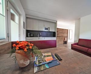 卡尔达罗Residence Tannhof的客厅配有沙发和桌子
