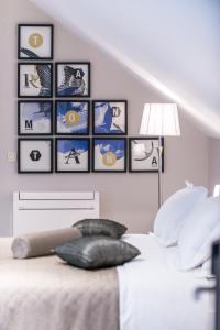 维甘Viganj Bed & Breakfast的卧室配有一张四幅画的墙壁床。