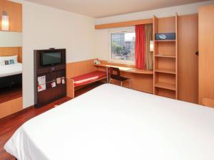 布宜诺斯艾利斯布宜诺斯艾利斯国会宜必思酒店的酒店客房设有一张床、一张书桌和一台电视机。