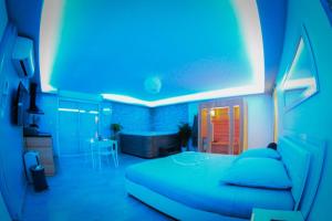 乐罗夫Nuit vip spa sauna privatif的蓝色的客房配有一张床和一张桌子