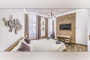布达佩斯Platanus Guesthouse的一间卧室设有一张大床和砖墙