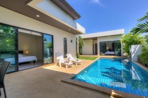 拉威海滩Villa Nc10的一座房子后院的游泳池