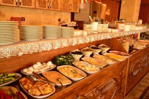 格雷梅Cappadocia Elite Stone House的自助餐,包括食物和盘子