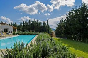 布奇内Il Verreno的草地旁边的院子内的游泳池