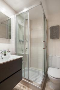 略夫雷加特河畔奥斯皮塔莱特ApartsNouBcn Fira Barcelona的一间带玻璃淋浴和卫生间的浴室