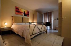 弗兰卡维拉丰塔纳Appartamento Caniglia的一间卧室配有一张床和一张带台灯的桌子