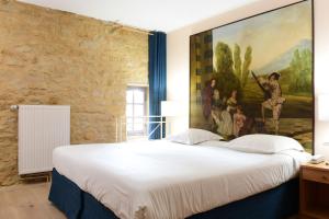 色当城堡堡轿车酒店的卧室的墙上挂着一幅大画