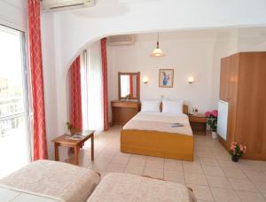利迈纳里亚Hotel TRIADA的酒店客房设有两张床和窗户。