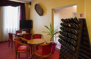 圣迪济耶尚巴尼酒店的一间房间,配有一张桌子和一束葡萄酒瓶