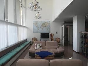 利尼亚诺萨比亚多罗安布拉酒店的客厅配有沙发和墙上的地图