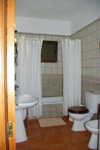 IsoraCasa Abuela María的浴室配有卫生间、盥洗盆和淋浴。