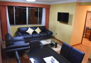 科恰班巴Apart Hotel Selenza的客厅配有沙发和桌子