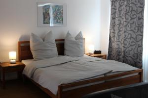 施派尔Inside Apartments Speyer的一张带白色床单和枕头的床
