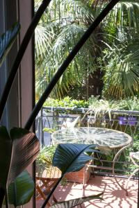 特雷维索Leconvertite的一个带桌椅和棕榈树的庭院