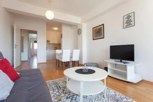 斯科普里城市服务公寓的带沙发、电视和桌子的客厅