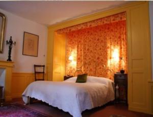 迪南Chambres d'hôtes Logis Du Jerzual的卧室配有白色的床和窗户。
