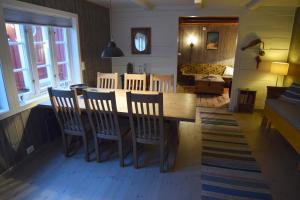 TindTind seaside cabins的一间带木桌和椅子的用餐室