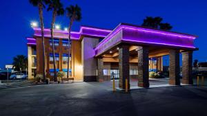 拉斯维加斯贝斯特韦斯特麦卡伦酒店的上面有紫色灯的建筑