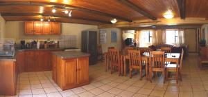 索德瓦纳湾Reefteach Lodge的厨房以及带桌椅的用餐室。
