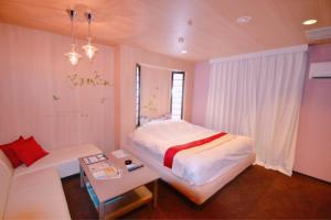 那须町Hotel Aqua Vitae (Adult Only)的一间带床和沙发的小卧室