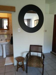 乔治Apartment in Heather Park的浴室设有椅子和墙上的镜子