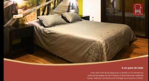 莱佩Hostal Boutique El Patio Lepe的一张床上的海报