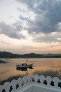 乌代浦Taj Lake Palace Udaipur的坐在湖水中的船