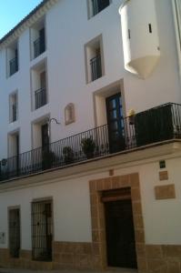 Patró卡萨萨斯特塞吉酒店的公寓大楼设有阳台,光线充足