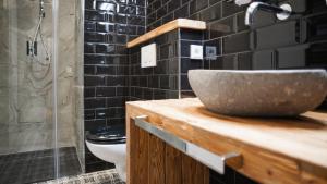 因泽尔ALPENLIEBE Design Hotel的一间带水槽和卫生间的浴室