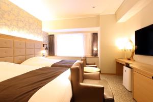 神户三宫酒店客房内的一张或多张床位