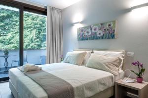 维罗纳StraVagante Hostel & Rooms的一间卧室设有一张床和一个窗口